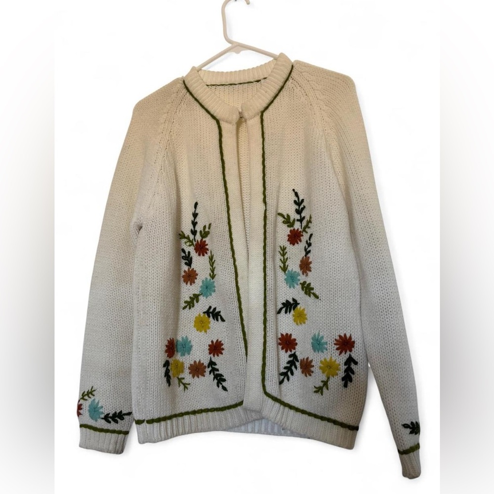 Vintage Cream Knit Cardigan w/ Floral Embroidery, Size Med/ Lg
